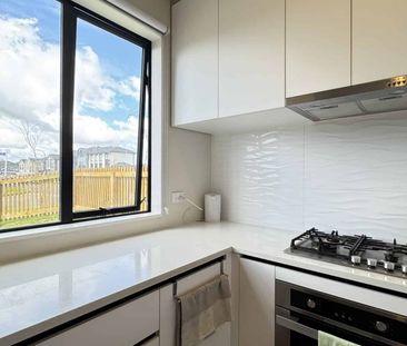Modern 2-Bedroom, 2-Bathroom Townhouse in Flat Bush - Photo 2