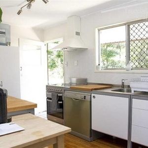 3 bedrooms, 2 bathrooms, double garage + 2 open parks, balcony, Air Con, BBQ, Security, Fully Fenced - Photo 2