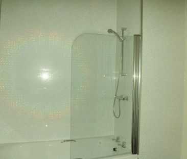 3 bedroom flat to rent - Photo 4