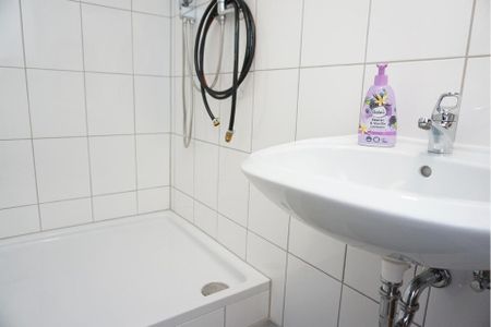 Moderne Erdgeschosswohnung im gepflegten ruhigen Miethaus. Hier wohnen Sie mit netten Nachbarn - Photo 3