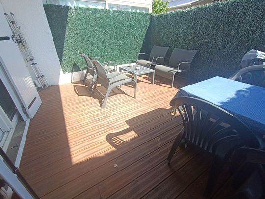 A LOUER STUDIO MEUBLE TERRASSE PORT LA NOUVELLE - Photo 1