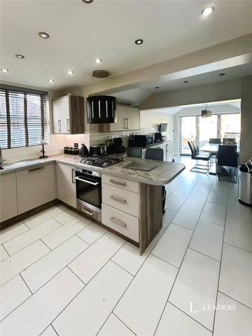 1 bedroom in a house share to rent - Photo 4