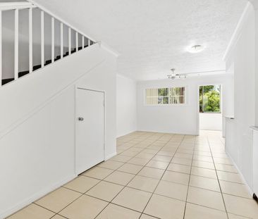 Rare Two-Level Apartment 2 bedroom 2 bathroom and a Sunroom – Unfur... - Photo 5