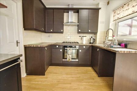 3 bedroom semi-detached house to rent - Photo 5