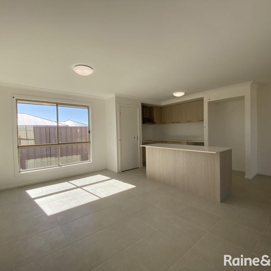 Family 4 Bedroom Home! - Photo 1