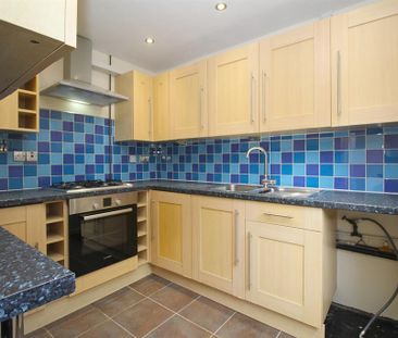 3 bedroom semi-detached house to rent - Photo 6