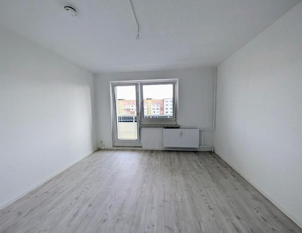 Sanierte 3-Raum-Wohnung mit Badewanne und Balkonkraftwerk - Foto 1