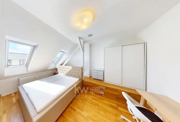 Světlý, kompletně zařízený byt 2+kk s klimatizací a zahradou | Praha 15 – Hostivař - Фото 1