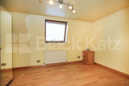 Modern and spacious 2 bedroom property located a stone throw from a station - Photo 5