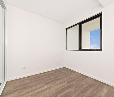 Stunning One Bedroom Apartment with city view, premium location in Burwwod - Photo 2