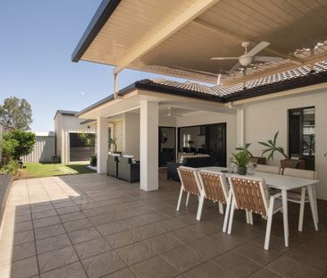 Luxury Family Living in the Heart of Carseldine - Photo 4