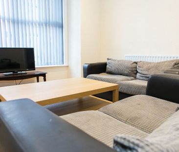 Welton Mount, Hyde Park, Leeds - Photo 3