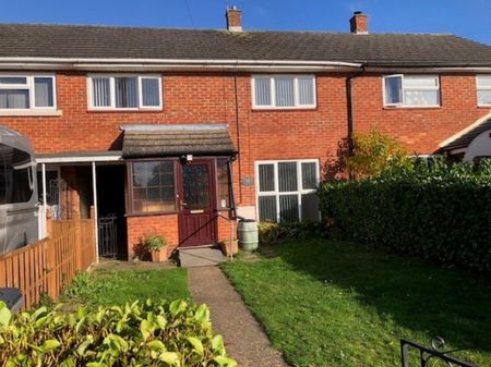 3 bedroom Mid Terraced House - Furzedown, Stevenage - Photo 2