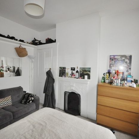 Three Bedroom House to rent in Ashburnham Rd, - Photo 1