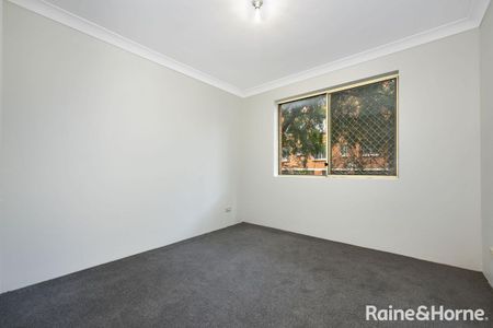 Spacious three bedroom apartment in Marrickville - Photo 3