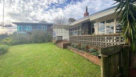 Wonderful 3 bedroom home with stunning water views. - Photo 5