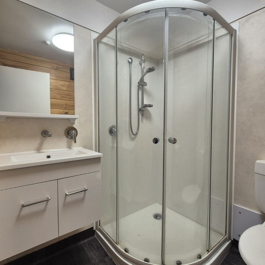 Modern City Studio – Fresh, Bright & Stylish! - Photo 1