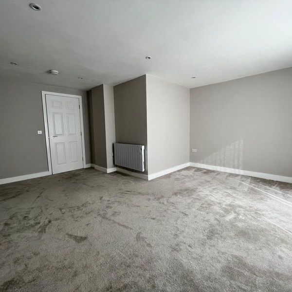 To Let – Grosvenor Road, Birkdale – Two Bedroom Lower Ground Floor Apt - Photo 1