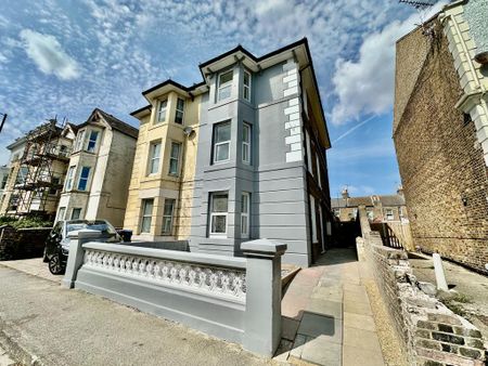 3 bedroom apartment to rent - Photo 3