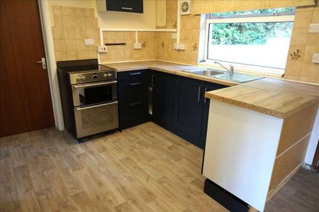 3 bedroom detached bungalow to rent - Photo 2