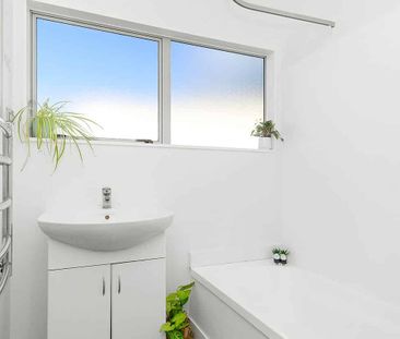 Family friendly - 4Bed- Private garden-Wainuiomata - Photo 3