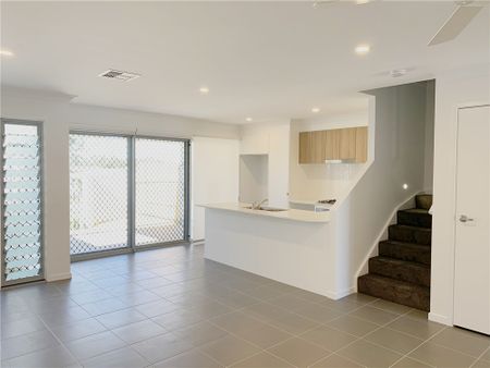Near New LUXURY 3 BEDROOM TOWNHOUSE WITH DUCTED AIR CONDITIONING - Photo 2
