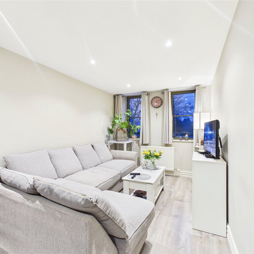 2 bedroom Flat in Bridge Street, Staines-Upon-Thames - Photo 1