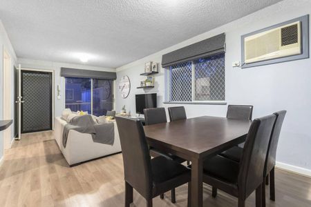 CHIC URBAN APARTMENT - Photo 2