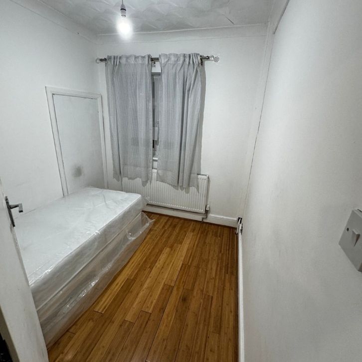 Room in a Shared House, Evanston Gardens, IG4 - Photo 2
