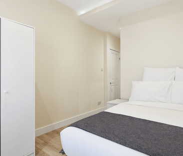 A modernised period property with two bedrooms, two bathrooms: Hyde... - Photo 5