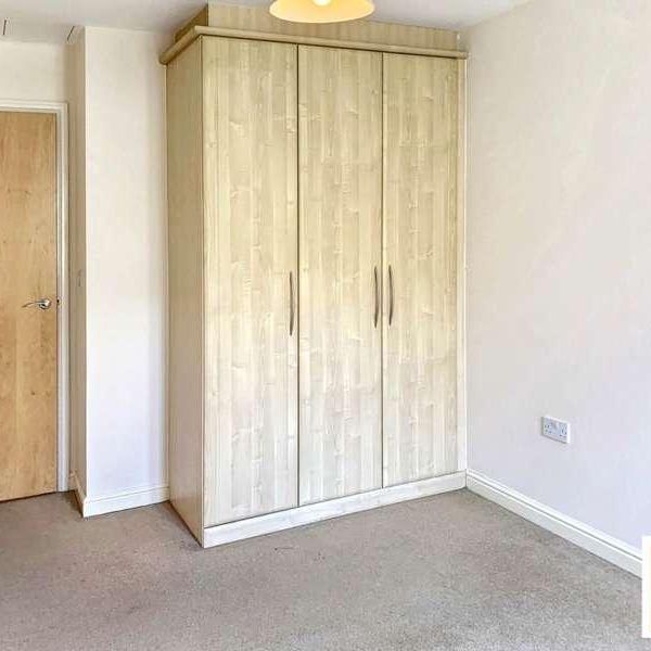 Barnshaw House, Coxhill Way, HP21 - Photo 1