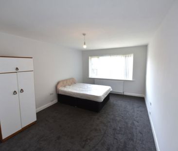 3 bedroom Flat in Lea Farm Drive, Leeds - Photo 4