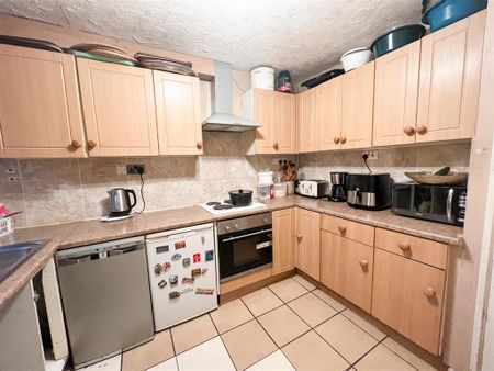 3 bedroom maisonette to rent - Photo 3