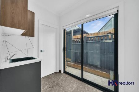 “Modern Living in Tarneit - 2 Bed, 2 Bath House with Ensuite” - Photo 2