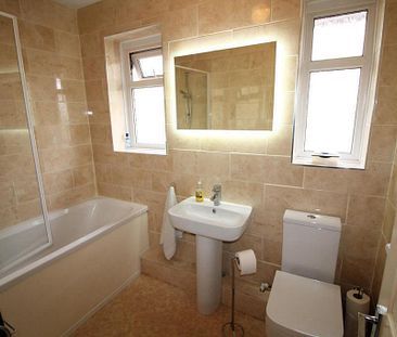 3 bedroom in London - Photo 2