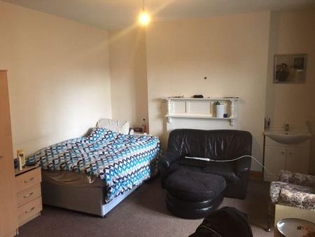 4 bedroom flat to rent - Photo 2