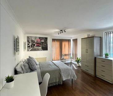 Room in a Shared Flat, Susan Constant Court, E14 - Photo 4