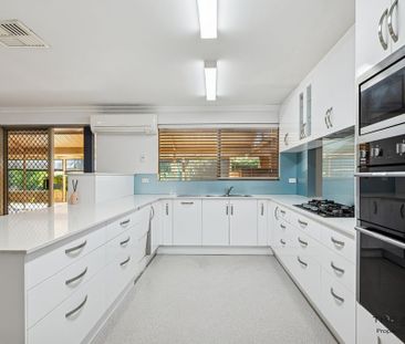 Comfortable Family Living with Plenty of Space - Photo 2