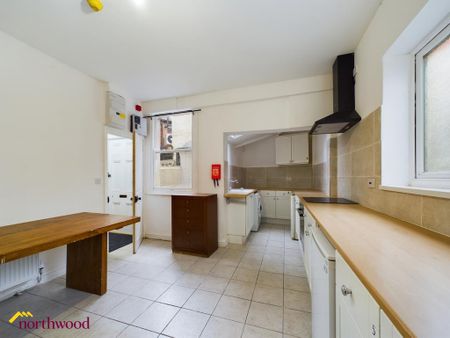 1 bedroom in a house share to rent - Photo 2