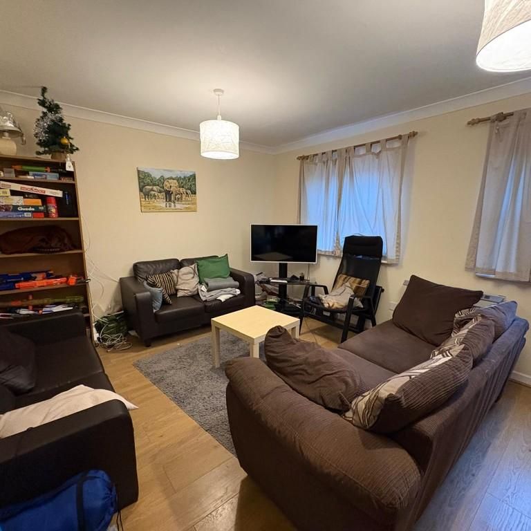 5 bedroom semi-detached house to rent - Photo 1