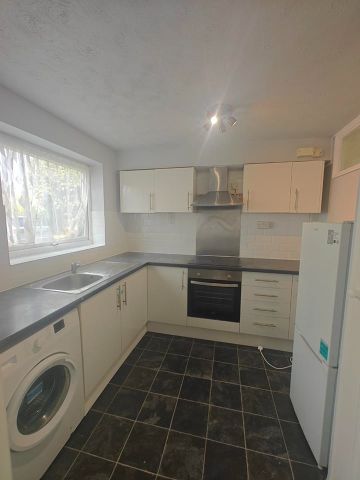 2 Bed Flat, Lynn Road, IG2 - Photo 4