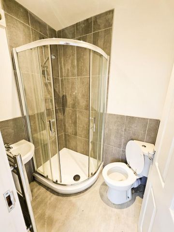 1 bedroom in a house share to rent - Photo 5