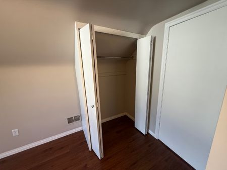 🌟 Cozy 600 sq ft Upper Floor Mezzanine Suite Near NAIT - Photo 2