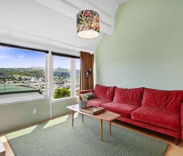 One-bedroom partially furnished apartment with car parking in Newtown! - Photo 2