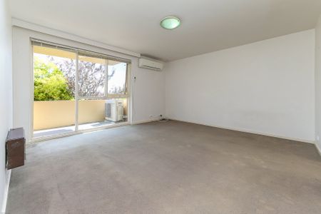 Spacious Two Bedroom Apartment In The Heart Of Kew - Photo 5