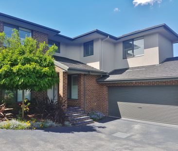 Contemporary Townhouse for Low-Maintenance Living - Photo 5