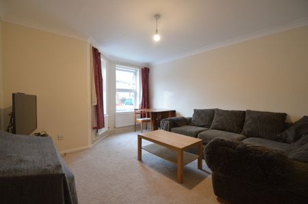 3 bedroom Terraced - BROADWATER CRESCENT, WELWYN GARDEN CITY. - Photo 3