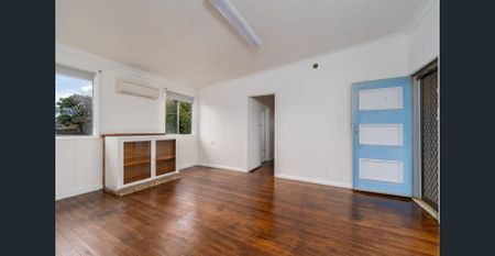 BRIGHT & SPACIOUS 3-BEDROOM HOME WITH LARGE YARD - Photo 4