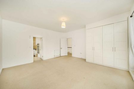 3 bedroom flat to rent - Photo 4