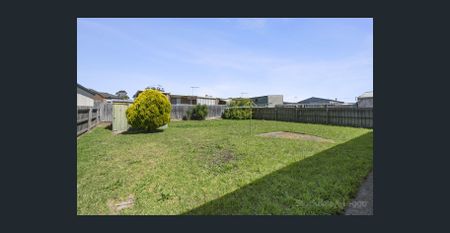 Convenient, Comfortable & Walk to Town & Beach - Photo 4